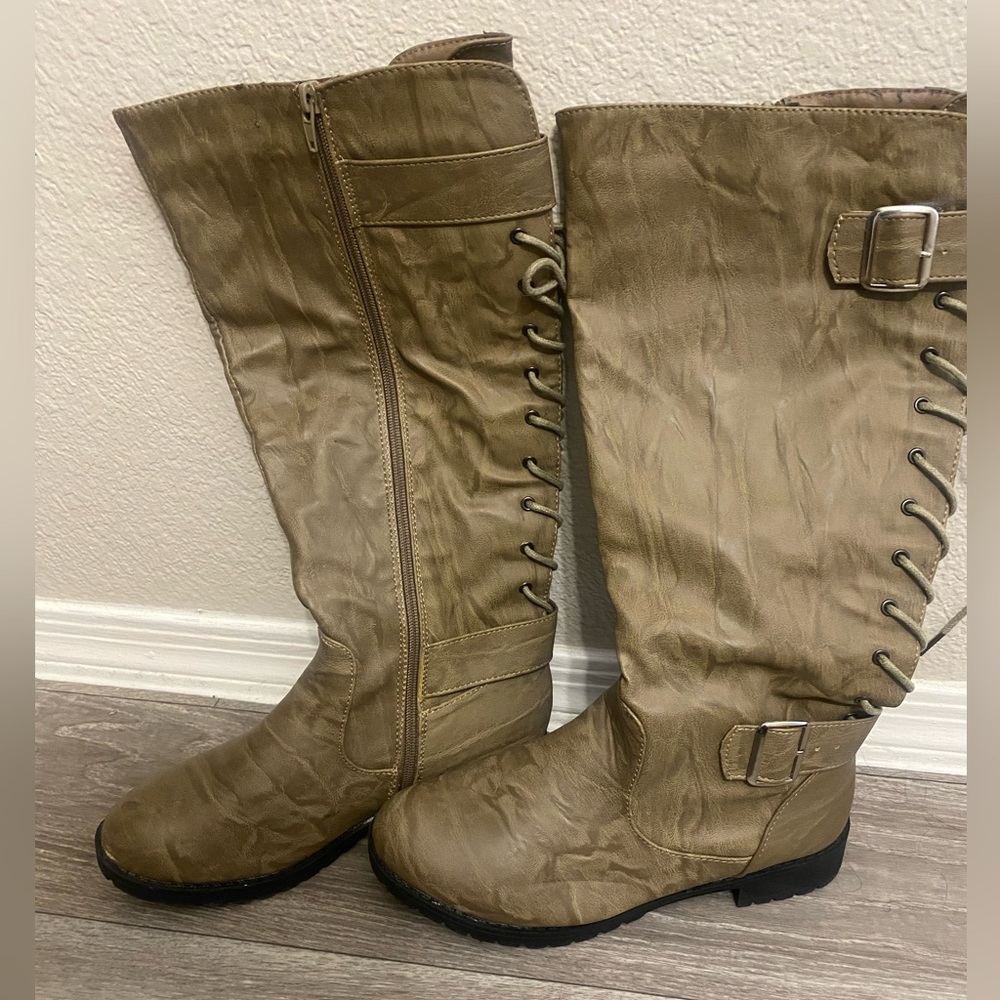 Gently used, combat style olive green zip up boots.
7.5